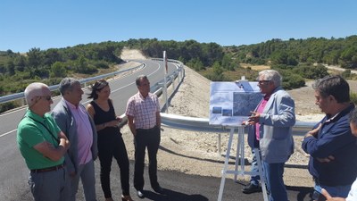 El presidente de la Diputación de Zaragoza visita el arreglo de la carretera que conecta Valmadrid y La Puebla de Albortón