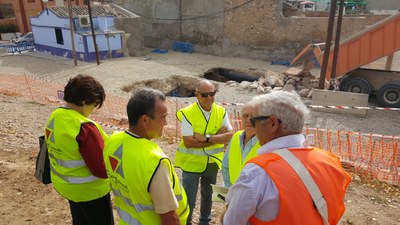 Las máquinas de la Diputación rellenan la impactante sima reabierta en Alcalá de Ebro