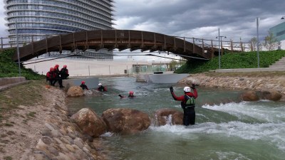 Los bomberos de la Diputación de Zaragoza hacen prácticas de rescate acuático en superficie en el canal de aguas bravas