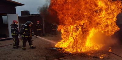 Los bomberos de la Diputación de Zaragoza  mejoran su formación sobre incendios en espacios cerrados