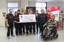 Los bomberos de la DPZ entregan a la Fundación Aragonesa de Esclerosis Múltiple los 17.000 euros recaudados con su calendario
