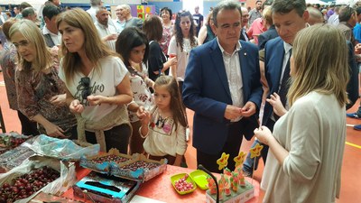 Sánchez Quero visita la III Feria de la Cereza y el Ajo Tierno de Ricla