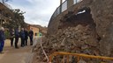 Sánchez Quero visita los daños producidos por el derrumbe de un muro en Villalengua